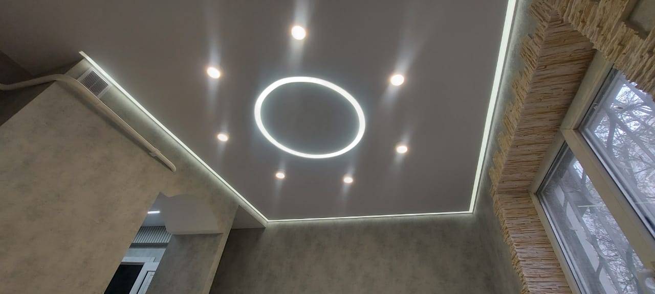 натяжной потолок с контурной подсветкой